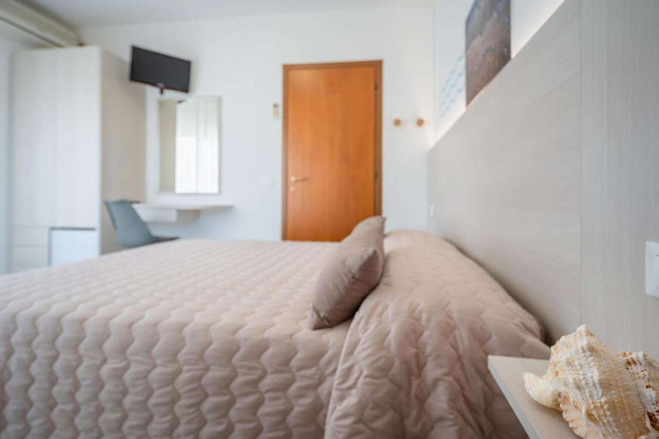 Hotel Marisa Каорле Екстериор снимка