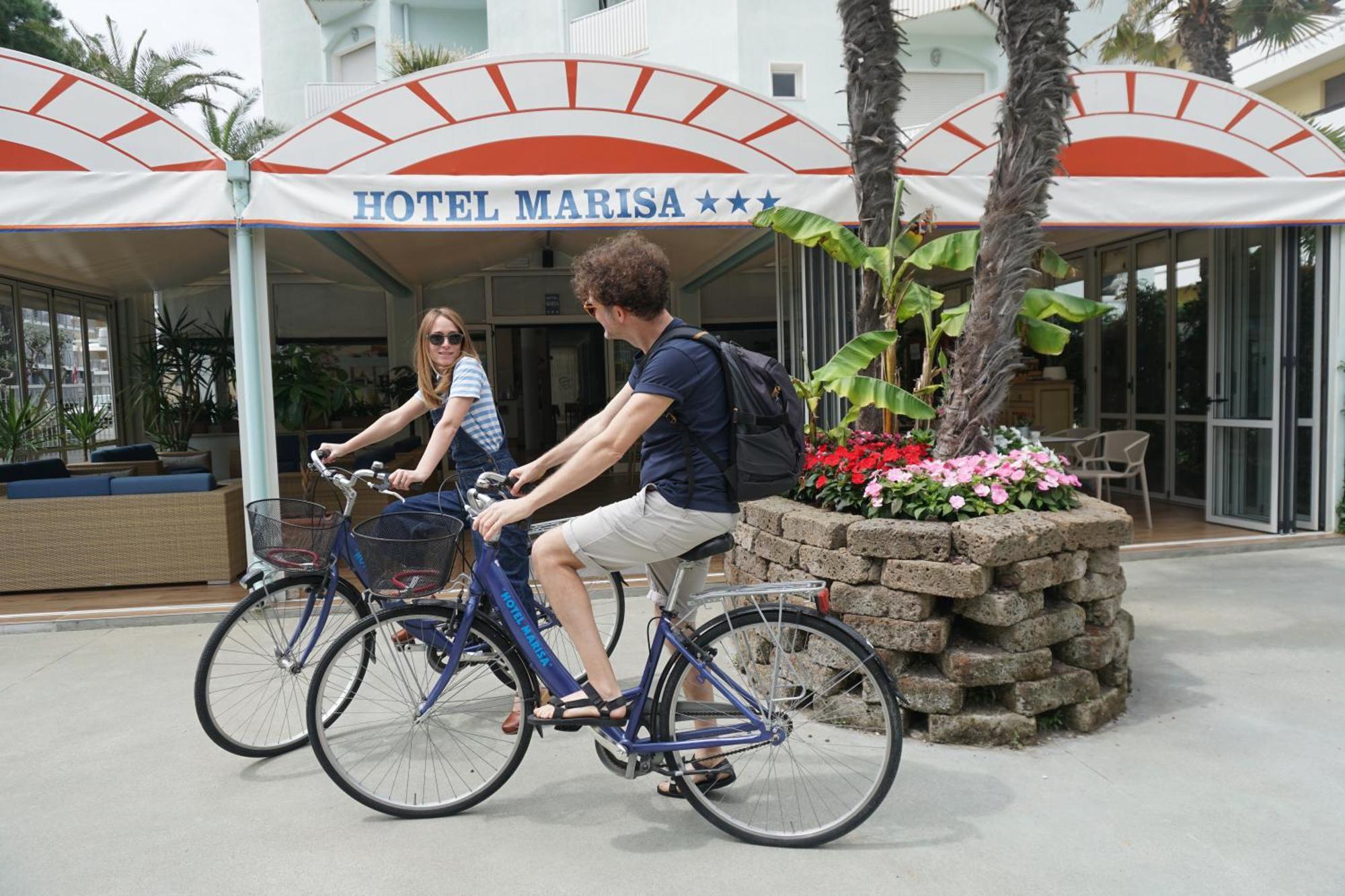 Hotel Marisa Каорле Екстериор снимка