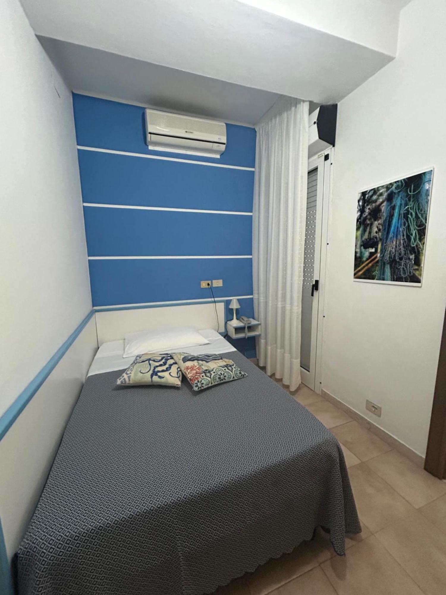 Hotel Marisa Каорле Екстериор снимка